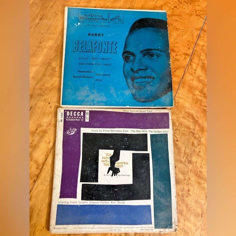 45 vinyl records (2), Frank Sinatra, Harry Belafonte, excellent condition